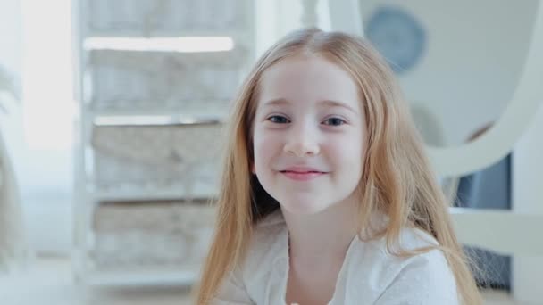 Schattig Kind Meisje Zoek Naar Camera Glimlach Binnen Video Portret — Stockvideo