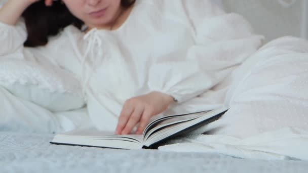 Kafkasyalı Esmer Bir Kadın Eski Moda Geceliğiyle Yatakta Uzanıyor Kitap — Stok video