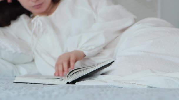 Een Blanke Brunette Een Nachtjapon Ligt Bed Leest Een Boek — Stockvideo
