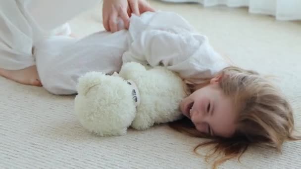 Молодая Мама Маленькая Милая Маленькая Девочка Одетые Белую Старомодную Пижаму — стоковое видео