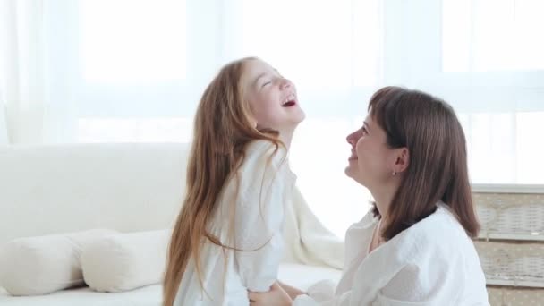 Porträtt Kärleksfull Mor Och Liten Söt Dotter Klädd Vit Gammaldags — Stockvideo