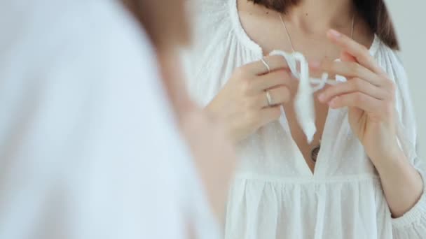 Відображення Молодої Жінки Сукні Білої Старомодної Піжами Перед Дзеркалом Вона — стокове відео