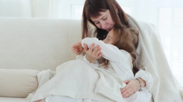 Χαρούμενη Μαμά Αγκαλιάζει Την Κόρη Ενώ Αυτοί Κάθονται Στον Καναπέ — Αρχείο Βίντεο