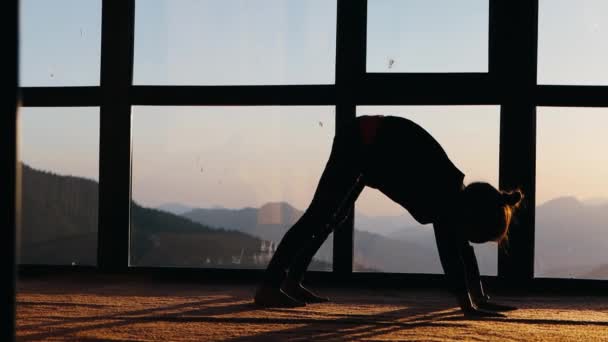 Niña Años Haciendo Ejercicio Yoga Cerca Una Ventana Con Hermosa — Vídeo de stock