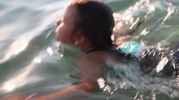孩子们在池塘里游泳 女孩在海里 河里游泳 — 图库视频影像