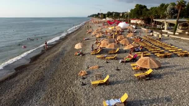 Городской Пляж Вид Сверху Люди Отдыхающие Пляже — стоковое видео