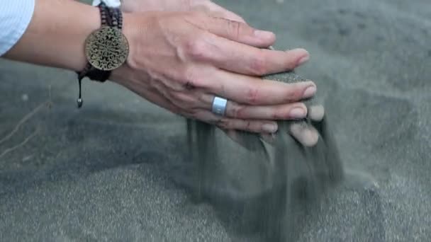 Vrouwenhanden Zand Zand Handen Gieten — Stockvideo