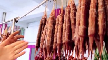 Kafkaslar, oryantal tatlılar, üzüm suyu fındıkları, Gürcistan pazarından seçim ve satın alma, yakın çekim 4K video