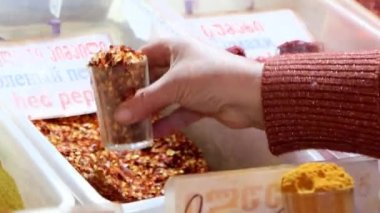 Şark pazarında acı biber satışı, yakın plan. İngilizce, Gürcüce ve Rusça harflerle yazılmış baharatların adı.