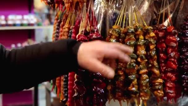 Výběr Gruzínských Bonbónů Trhu Mužská Ruka Ukazuje Kostele Detailní Záběr — Stock video