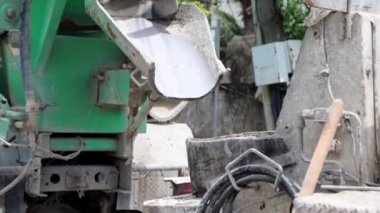 İnşaat alanında beton karıştırıcı taşınıyor, 4k video.