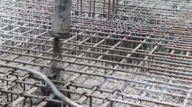 İnşaat alanında beton pompayla dolum, yakın plan.