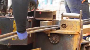 İnşaat alanındaki destek çubuklarını kesin ve etkili bir şekilde kesmek için hidrolik kesme makinesi kullanan işçiler, 4k yakın çekim video.