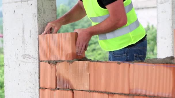 Budowniczy Układa Cegły Ściany Poziomie Środki Pomocą Rozciągniętego Kabla Zbliżenie — Wideo stockowe