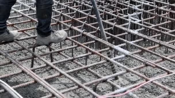 Nalévání Základů Pro Stavbu Provoz Kompresoru Při Nalévání Základů Stavba — Stock video