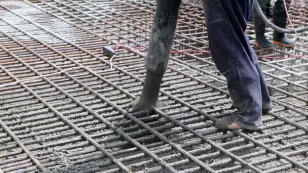 建設労働者はスリーブを保持し セメントで基礎を埋めます 建設工事 基礎工事 近接工事 — ストック動画