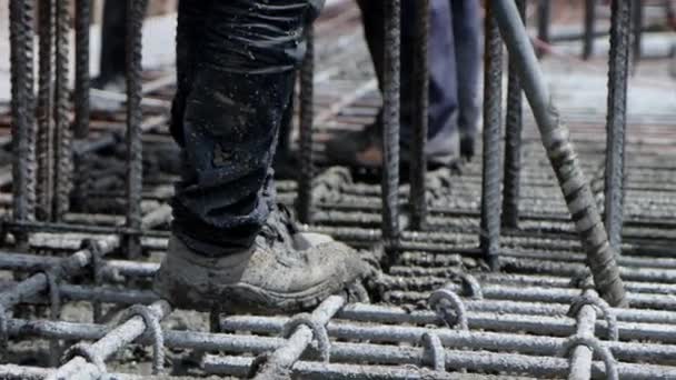 Piernas Cerca Dos Trabajadores Están Llenando Cimientos Con Cemento Trabajando — Vídeos de Stock