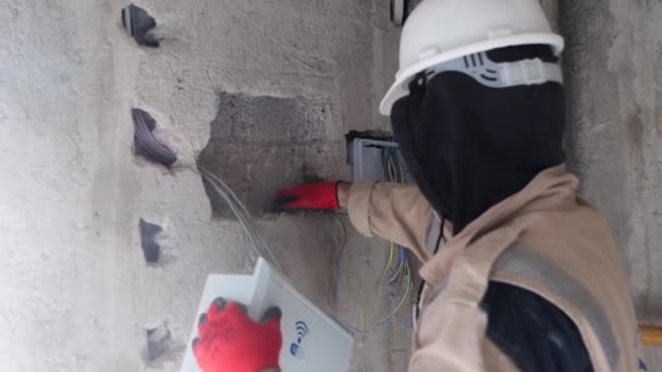 Travailleur Construction Installe Boîte Wifi Dans Mur Dans Maison Construction — Video