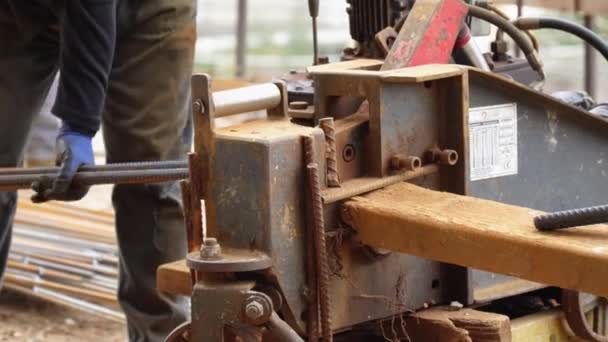 Nşaatçılar Inşaat Sahasında Endüstriyel Inşaat Inşaat Demiri Makinesiyle Çalışıyorlar Lık — Stok video