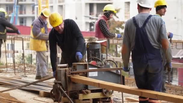 Batumi Géorgie Février 2023 Des Travailleurs Actionnent Une Machine Coupe — Video
