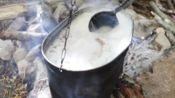 Gotowanie Zupy Ognisku Kempingu Zbliżenie Rąk Miesza Zupę Kotle — Wideo stockowe