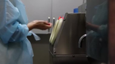 Özel makinede el dezenfeksiyonu, yakın plan. Coronavirus salgını konsepti 4k.
