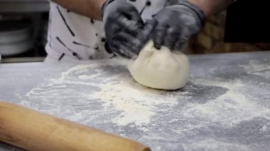 Profesyonel şef Imeretian Khachapuri 'yi hazırlıyor. Pişirmek hamur yapar, doldurmak için peynir koyar ve tekrar yuvarlanır. Gürcistan mutfağı konsepti, 4k.
