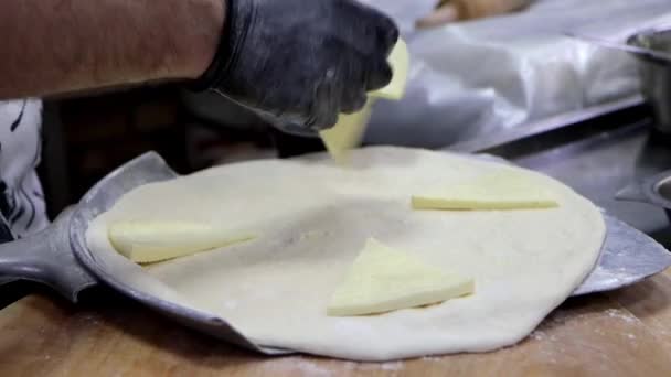 Chef Prepara Mingrelian Khachapuri Cozinha Restaurante Cozinheiro Estabelece Queijo Cima — Vídeo de Stock
