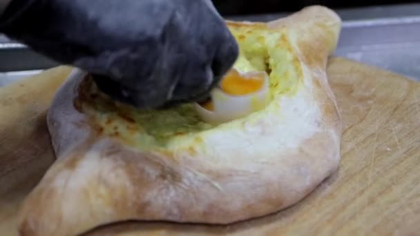 Koki Sedang Menyiapkan Kue Kuning Telur Diletakkan Khachapuri Panas Menarik — Stok Video
