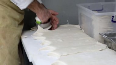 Restoran mutfağında profesyonel hamur boşluğu üretimi, 4K yakın çekim..