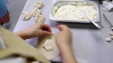Profesyonel aşçı, Gürcü khinkali peynirli, POV 4K görüntülü.