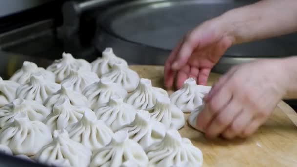在国家餐厅厨房制作格鲁吉亚语Khinkali的过程 特写4K视频 — 图库视频影像