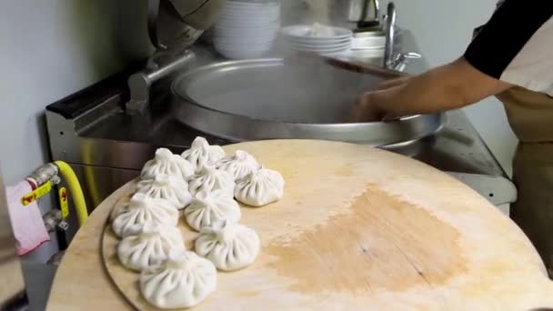 Koch Gibt Chinkali Der Großküche Schnell Kochendes Wasser Traditionelle Georgische — Stockvideo