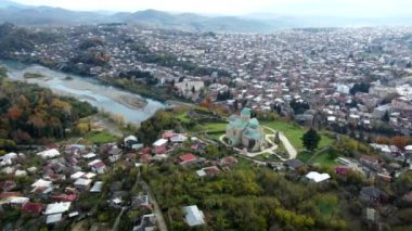 Bagrat Tapınağı - UNESCO Mirası ile Kutaisi şehir manzarası.