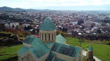 Arka planda şehir manzaralı Gürcistan Ortodoks Kilisesi Kulesi. Bagrat Tapınağı, Kutaisi, Georgia. Kilise manzarası. UNESCO Mirası.
