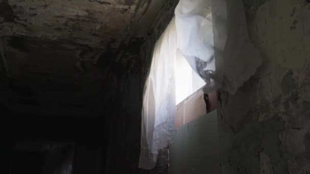 Antigua Casa Sombría Abandonada Dentro Ventana Con Cortinas Agita Viento — Vídeo de stock