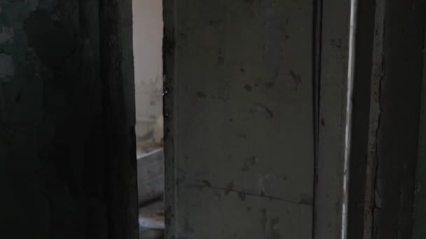 Starý Opuštěný Dům Uvnitř Dveře Prázdné Opuštěné Místnosti Pomalu Otevírají — Stock video