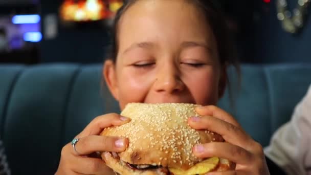 Милая Девочка Ест Вегетарианский Гамбургер Кафе Ребенок Ест Фаст Фуд — стоковое видео