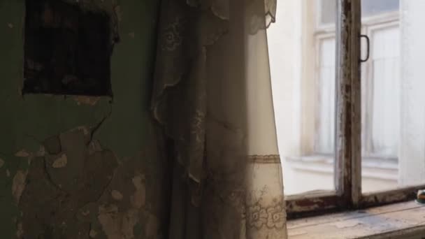 中に捨てられた古い家 風にカーテンフラッターが付いている窓 — ストック動画