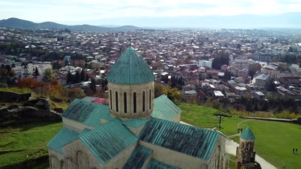 Torre Iglesia Ortodoxa Georgiana Con Paisaje Urbano Fondo Templo Bagrat — Vídeos de Stock
