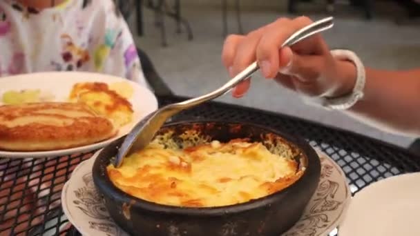 Apropiere Mâinii Unei Femei Din Ketsi Fel Mâncare Tradițional Georgian — Videoclip de stoc