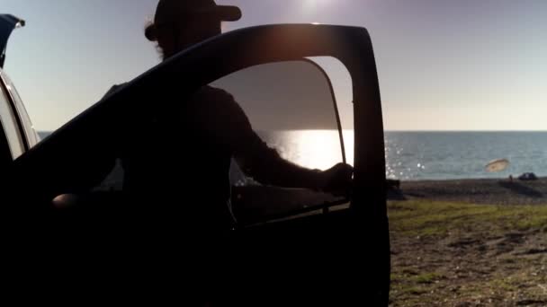 Silhouette Eines Mannes Installiert Autofensternetze Meer Mit Atemberaubender Hintergrundbeleuchtung — Stockvideo