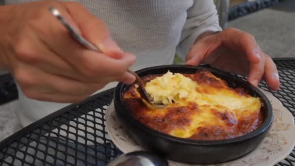 Într Cafenea Bărbat Salvează Omleta Brânză Coaptă Fel Mâncare Tradițional — Videoclip de stoc