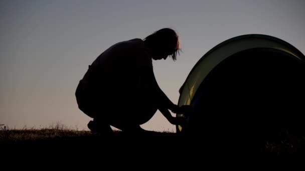 Genç Bir Kadın Çadır Kuruyor Kazıkları Yere Çakıyor Nanılmaz Bir — Stok video