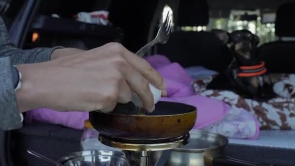 Crear Una Deliciosa Comida Desierto Cocinar Huevos Revueltos Quemador Gas — Vídeos de Stock