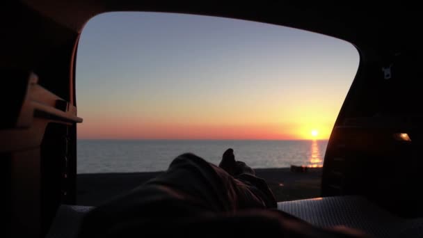 Birinin Arabada Uyuduğu Eşsiz Bir Perspektif Açık Arabanın Bagajından Gün — Stok video