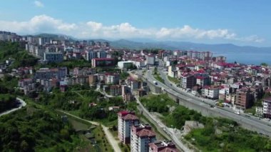 Türkiye 'nin Trabzon kentinin genel manzarası, şehir manzarasını yakalamak ve yukarıdan dolambaçlı yollar. Hava görüntüsü.