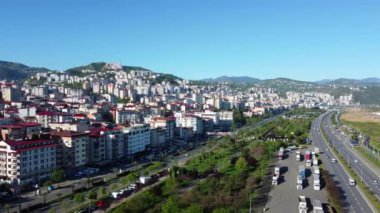 Türkiye 'nin Trabzon kentindeki ana otoyol ve kamyon terminalinin üst görüntüsü, havadan çekim