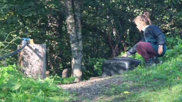 Ormanda Kamp Yapan Küçük Bir Kız Çocuğu Doğal Buzdolabından Yiyecek — Stok video