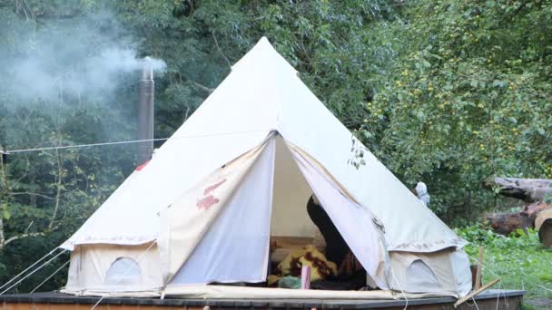 Kamperen Het Bos Tent Wordt Verwarmd Door Kachel Natuur Met — Stockvideo